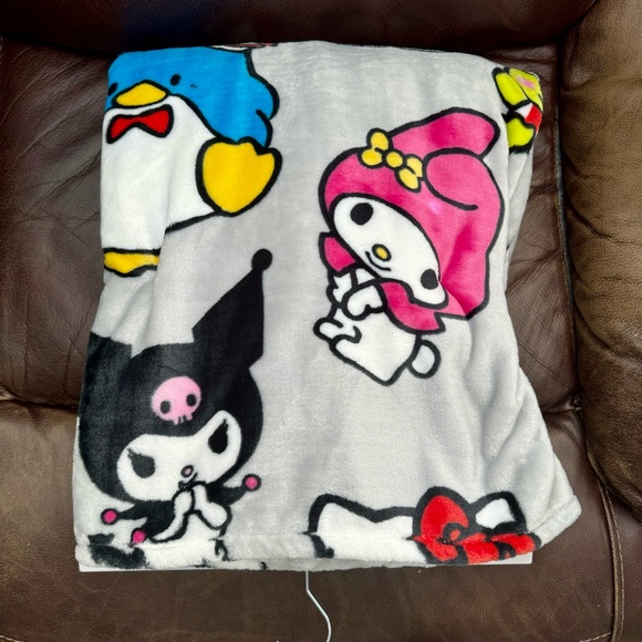 Hello Kitty & Friends 60” x 70” Plush Throw Blanket - Picture 9 of 11